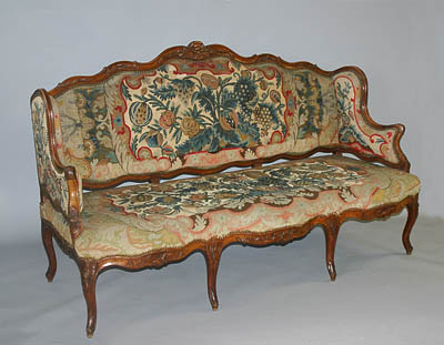Very fine, French, Regence period canapé a oreilles