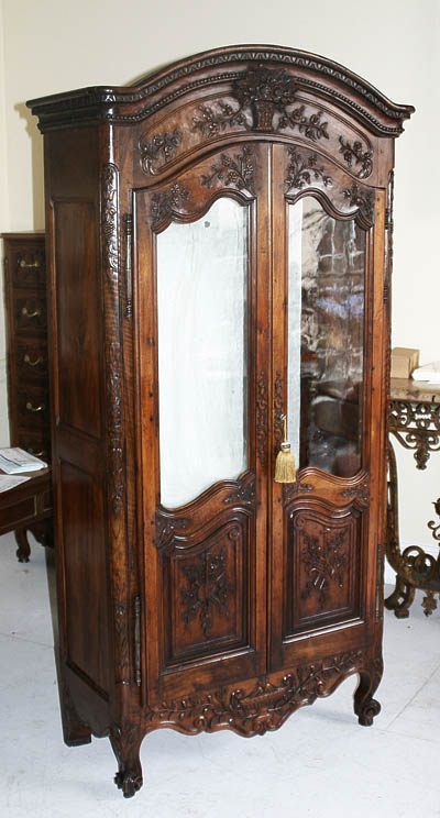 Fine, Arlesian, Louis XV period vitrine